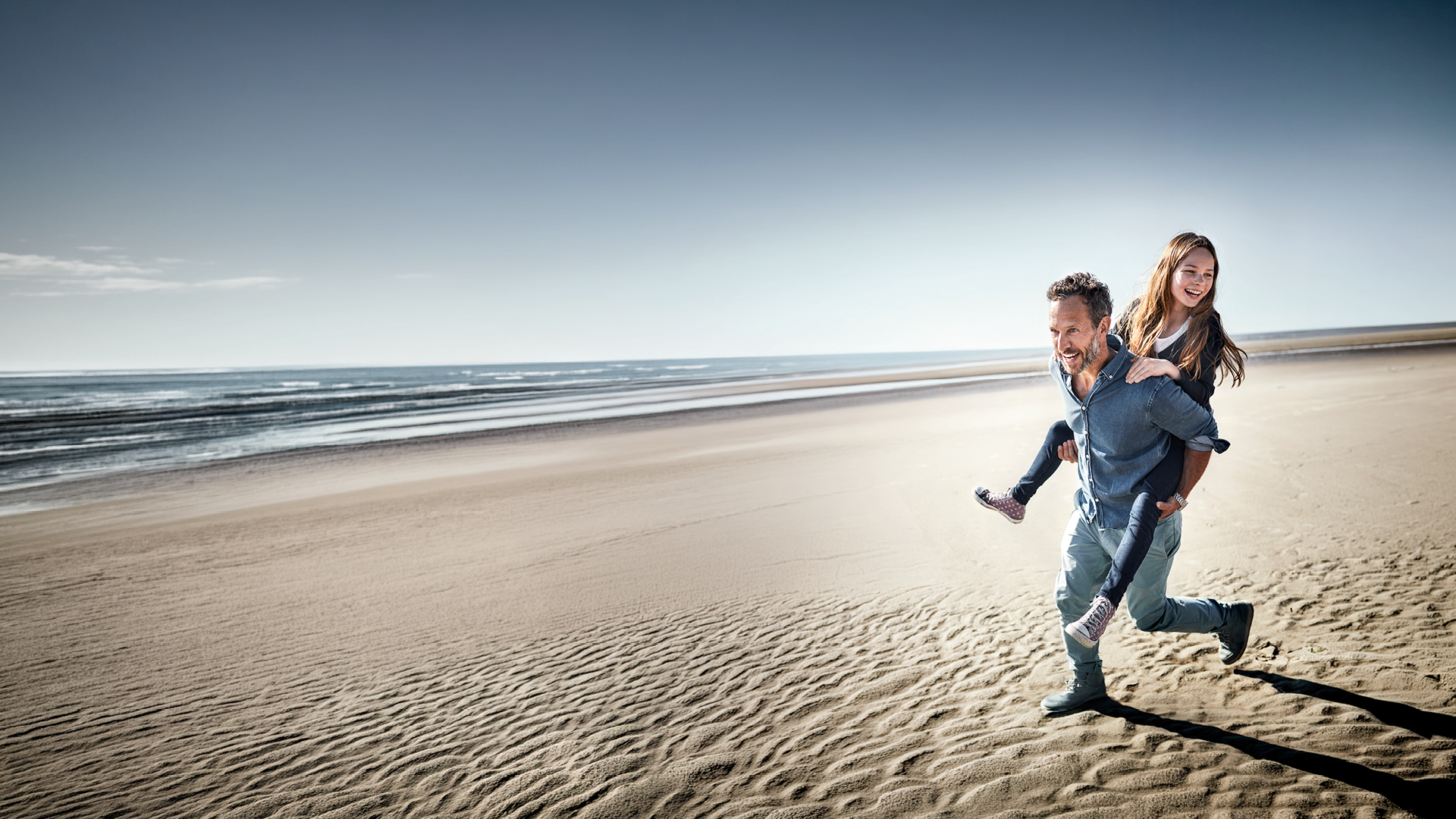 Vater mit Kind am Strand